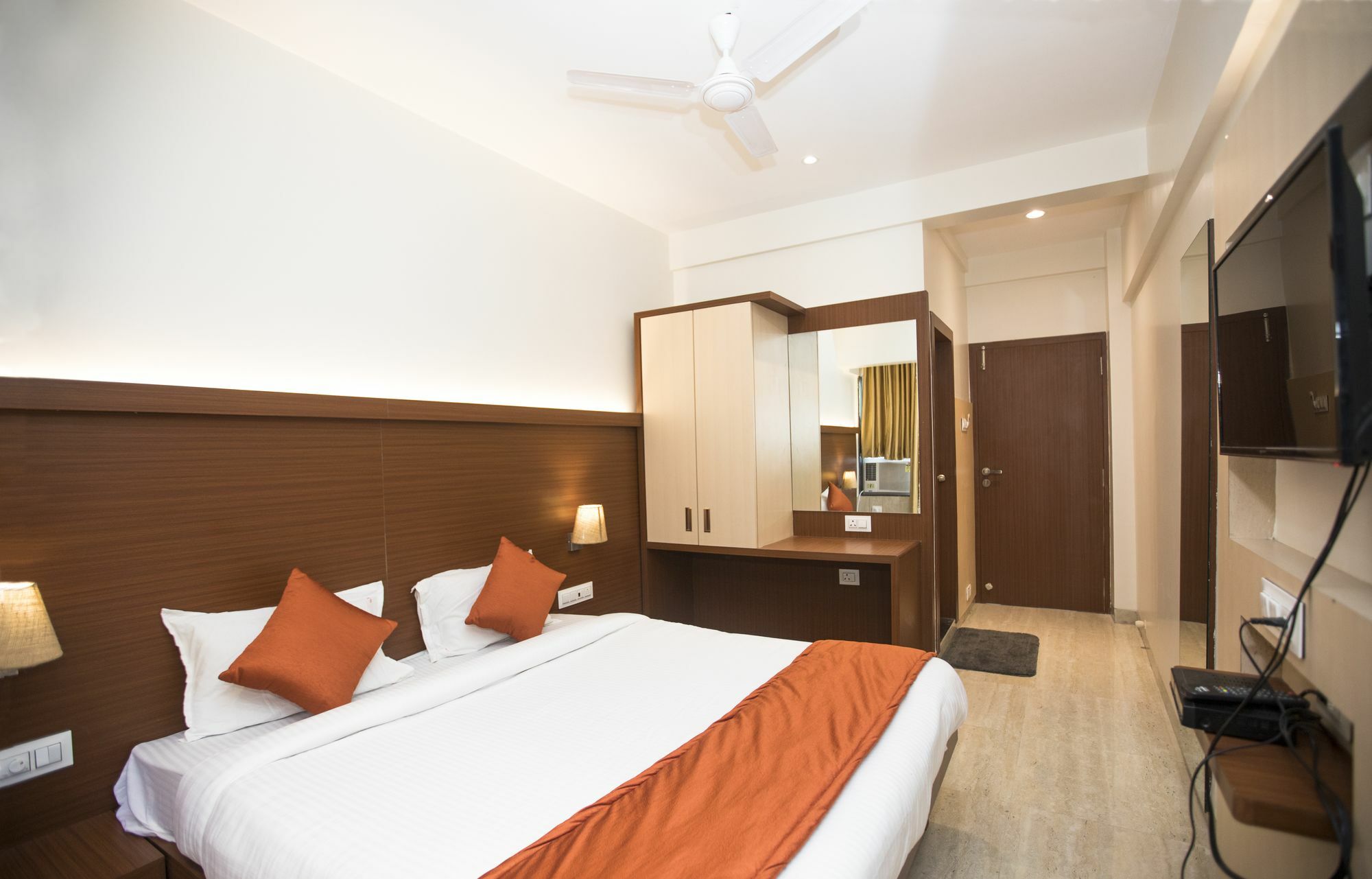 Hotel Spring Inn Мумбаи Экстерьер фото
